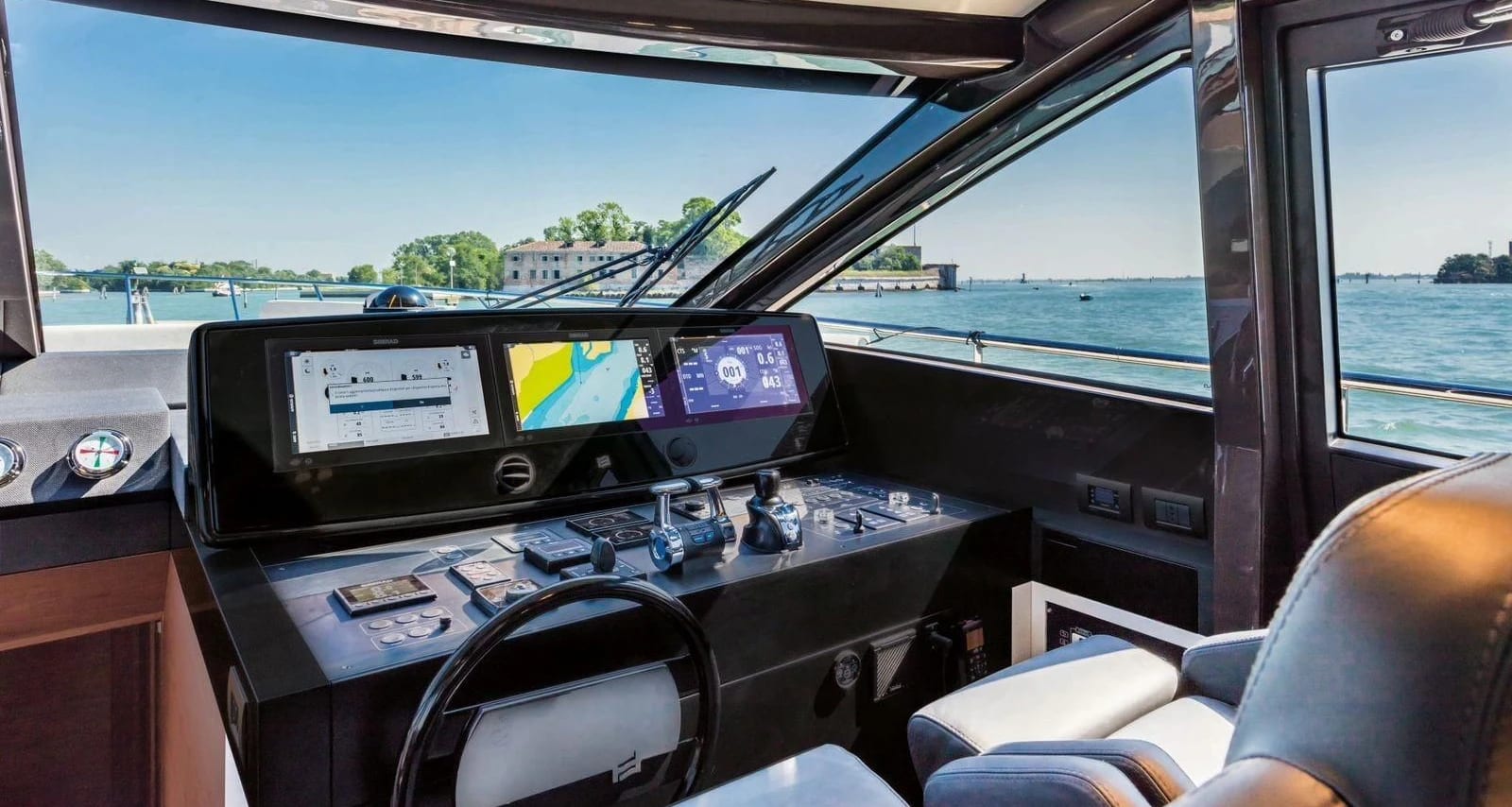 Predator Ferretti 670x Yacht yacht detail in Dubai — thumbnail 4