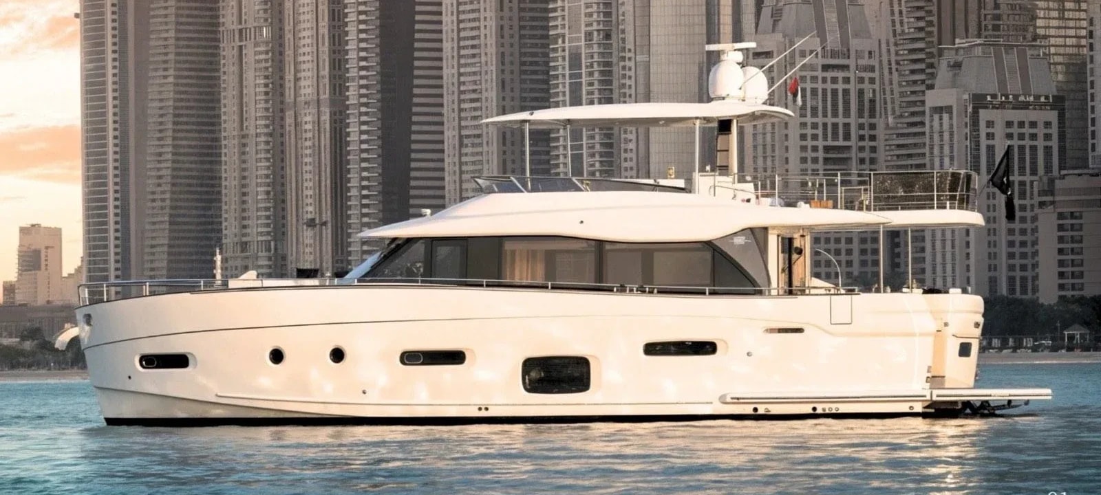 Azarro Yacht private yacht in Dubai — exterior view 1