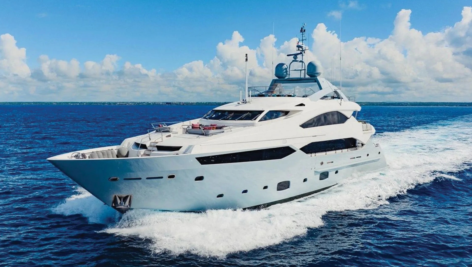 Diamond Emperor 140 Yacht private yacht in Dubai — exterior view 1